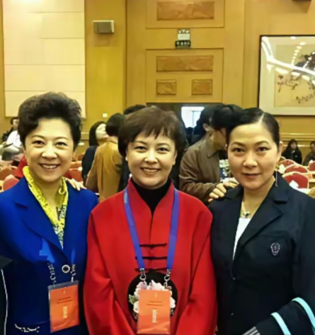 仔细看，左边的王馥荔，乌黑的短发，笑容满面，虽然76岁，但她的形象依然充满着独特