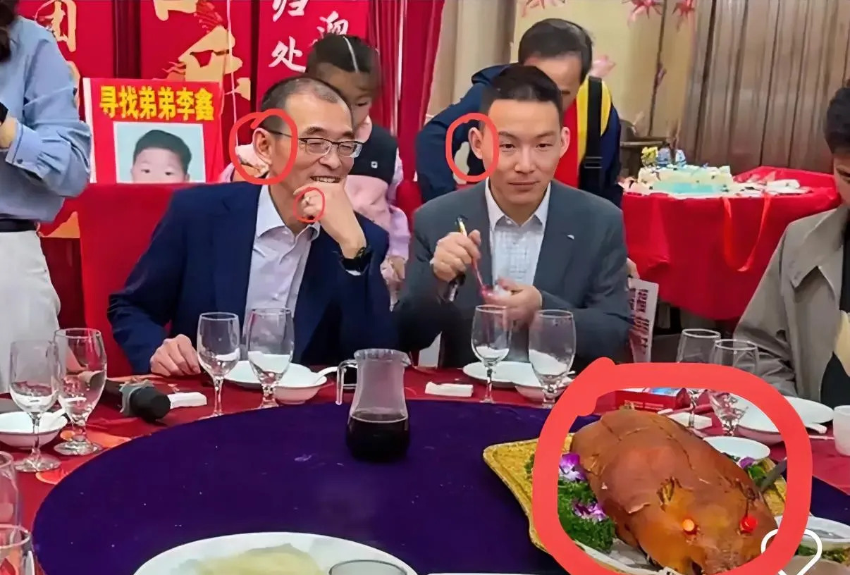 父子认亲宴细节感人











我的天哪！这认亲宴也太感人了吧！父子俩