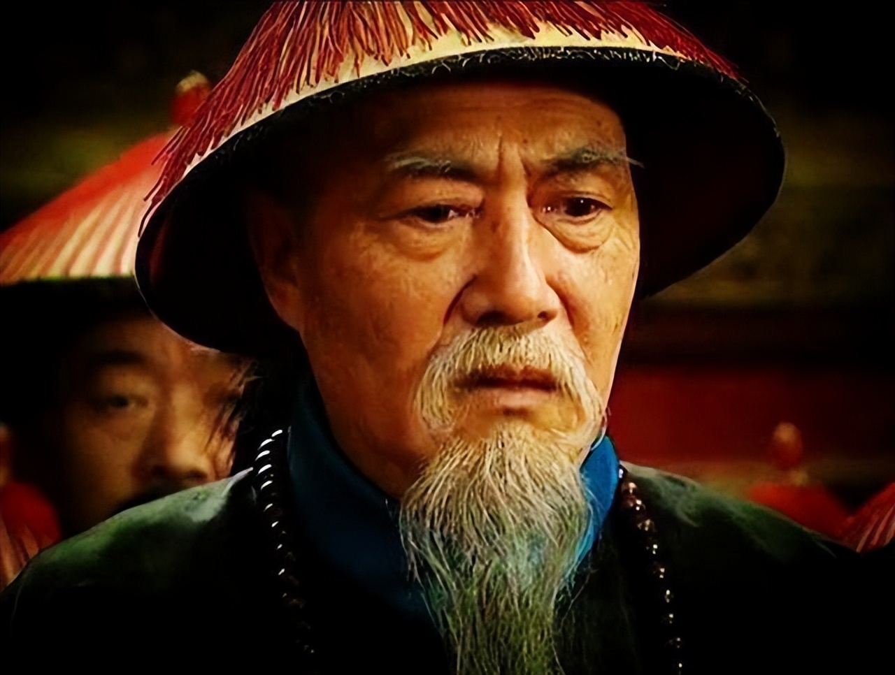 公元1722年，康熙病重垂危时，将宠臣张廷玉连降三级。群臣都以为张家至此失去圣恩