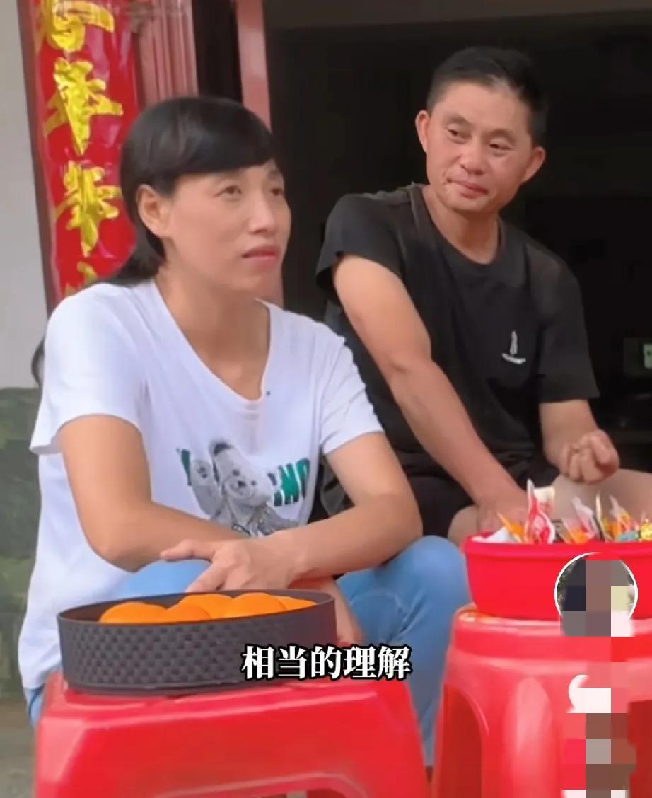 地球村二花来看望二哥李平安，小沈决定生三胎。



李平安和妻子小沈，从湖南搬迁
