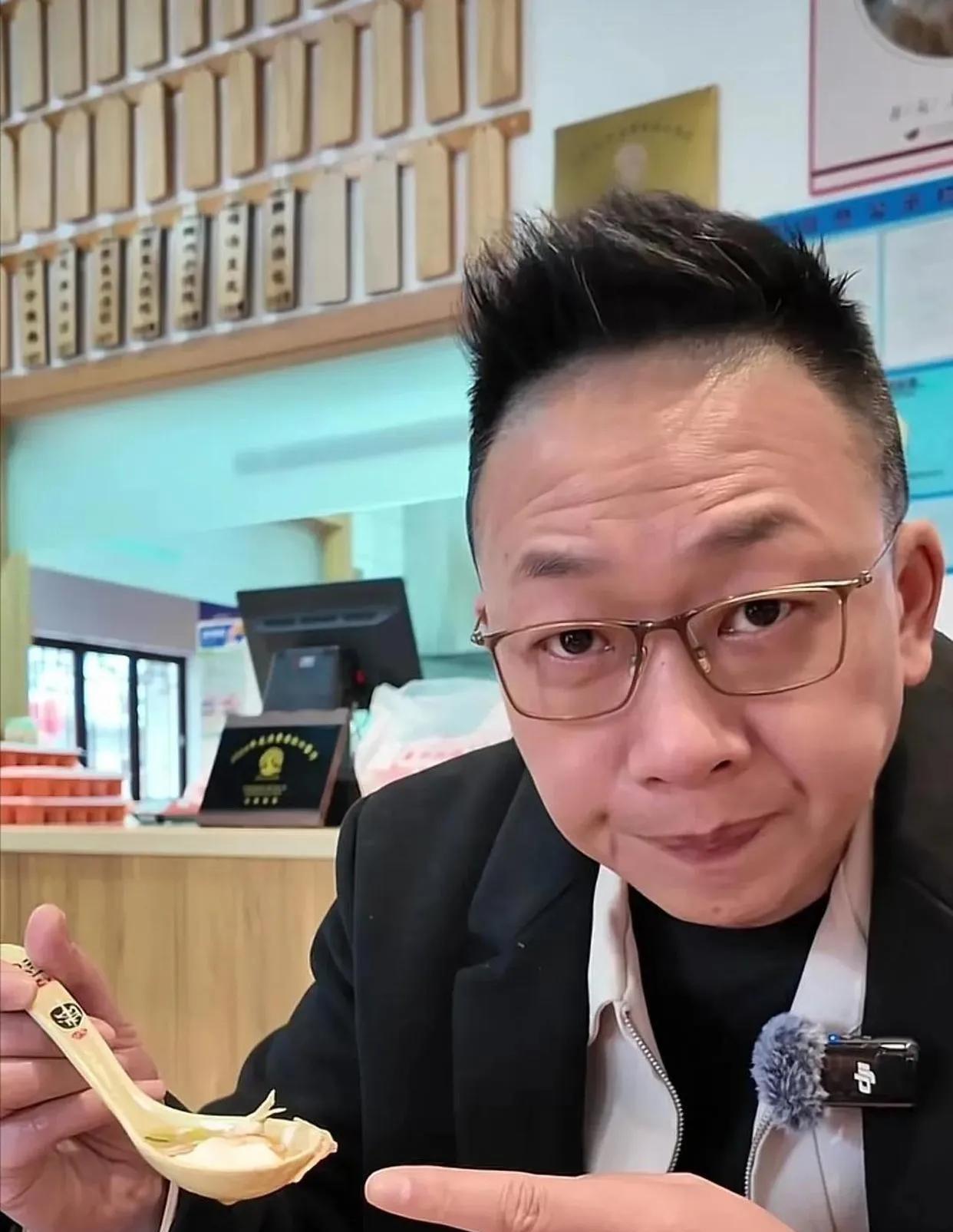 林海，曾为央视知名主持人，因摔耳机事件影响后转战短视频平台，成为受欢迎的吃播主播