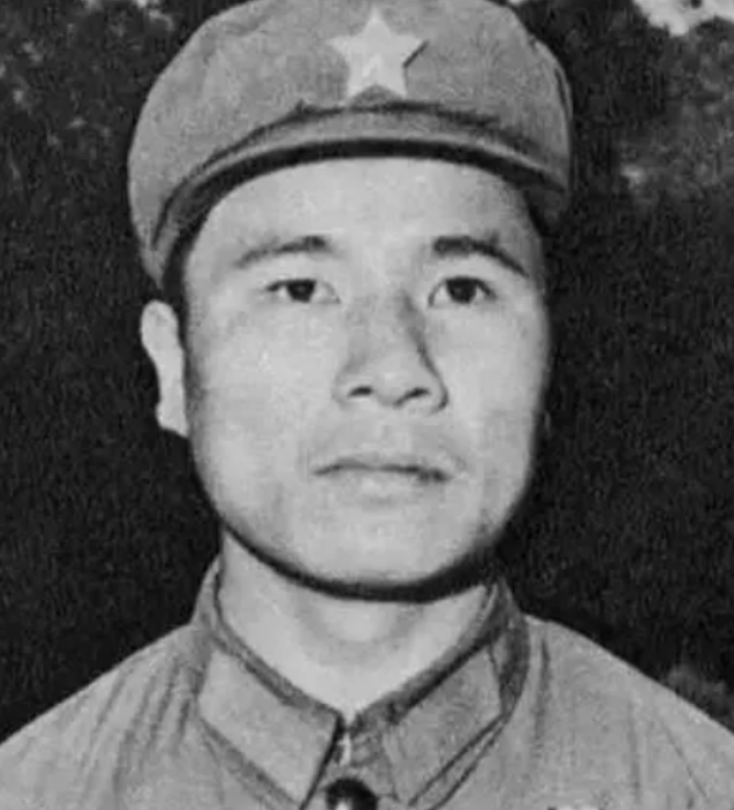 1979年，黄招强在护送伤员撤退的时候，意外发现队伍中竟然多了几张陌生的面孔，于