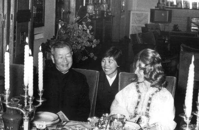 1971年7月，中国大使张伟烈在摩洛哥王宫出席盛宴，毫无预兆间，大批士兵闯入疯狂