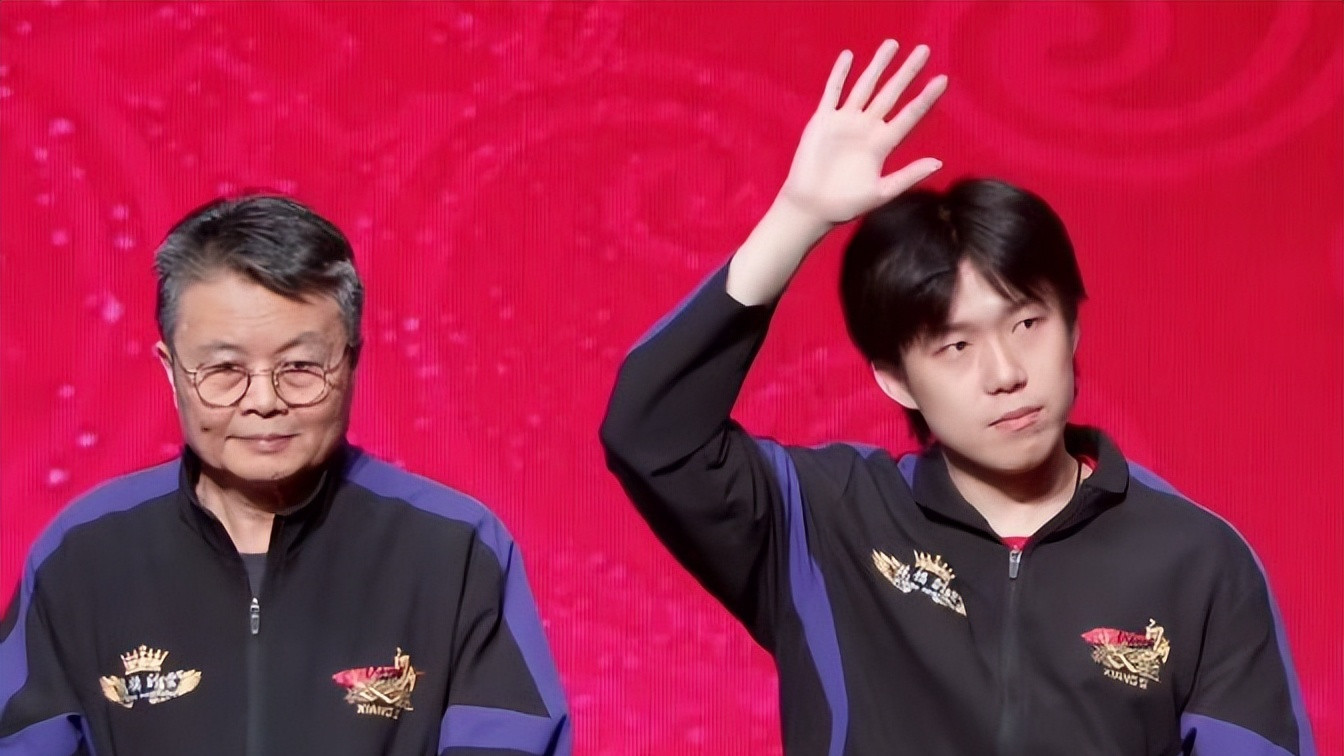 颁奖仪式：王楚钦挥手示意！摸梁靖崑儿子头，刘国梁恩师不停鼓掌