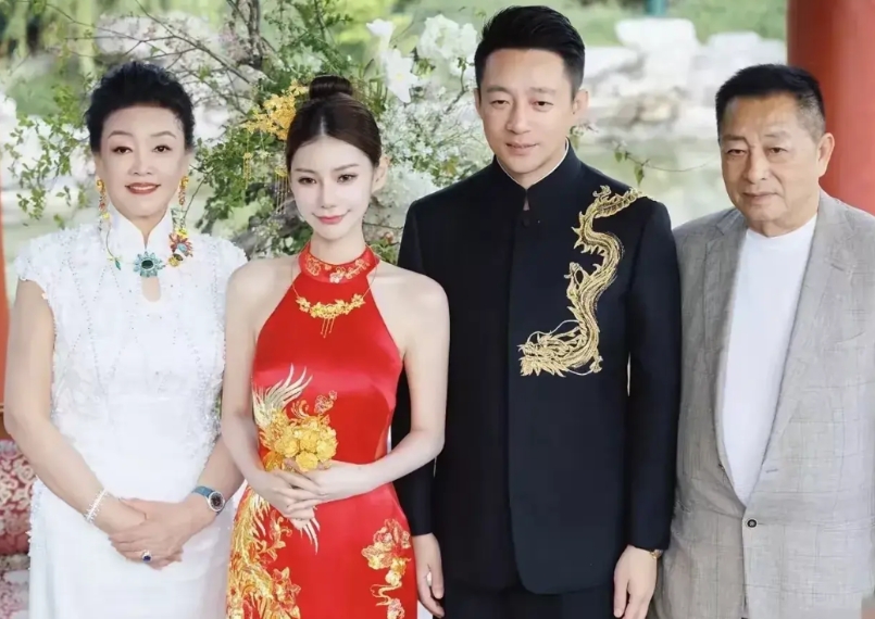 汪小菲婚礼现场，其生父汪则翰帅气出场，引爆娱乐圈！原来“京城四少”之一的汪小菲父