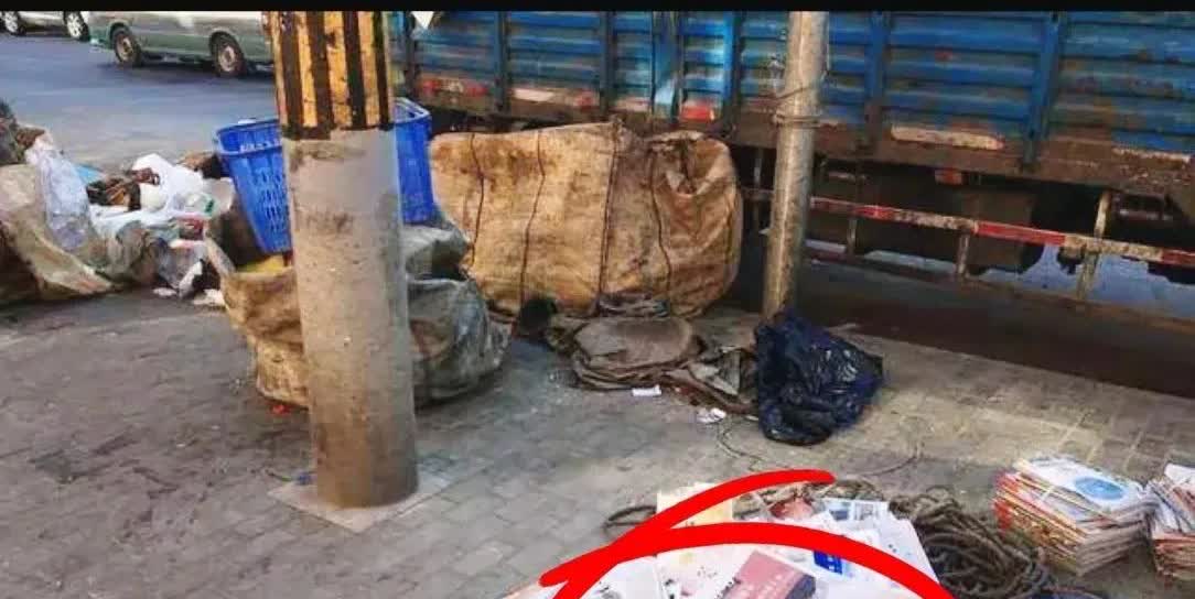 在湖南，有这样一位令人尊敬的废品收购员——张德贵。  
 一天，张德贵以45元