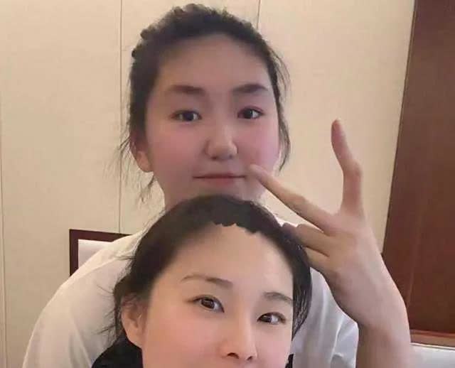 猜猜看！这是谁伸出的手？
宫鲁明黑着脸走回更衣室，他太心痛张子宇，而这场对阵新