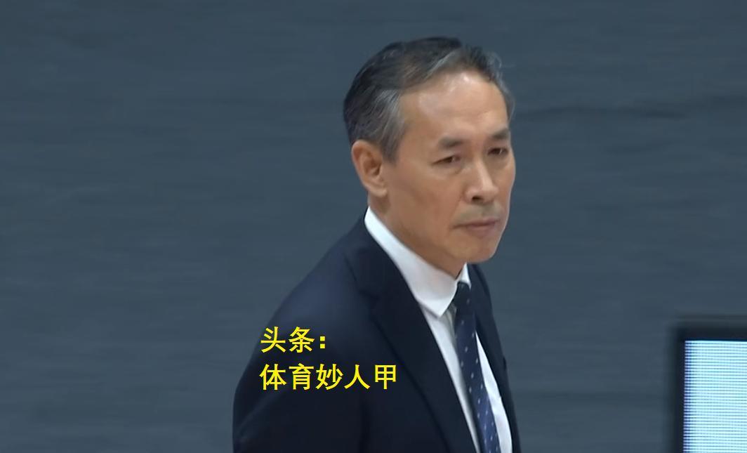 半场崩溃！许利民犯了3个错误，北京队进攻和防守，全部都是乱套了。
CBA总决赛，