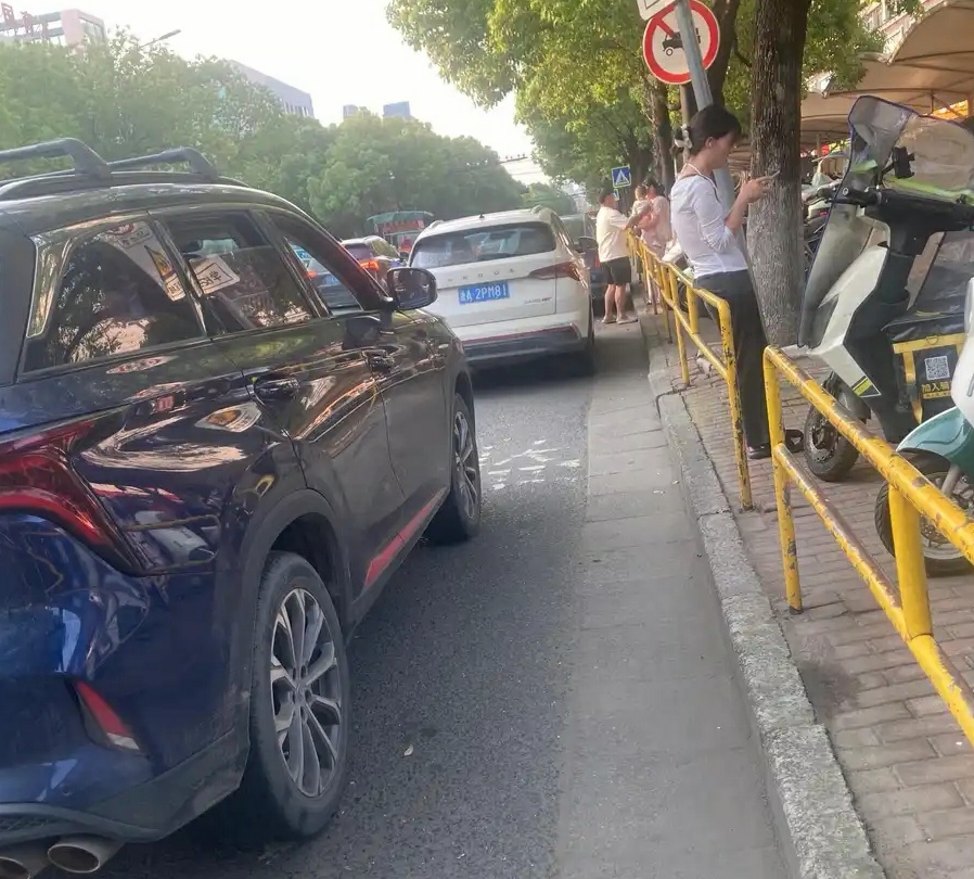 她要是抬头挺胸，气质起码翻倍