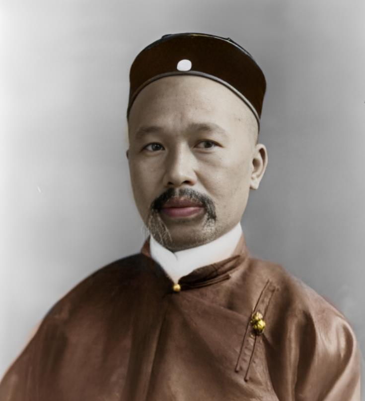 1927年，康有为正在青岛一家粤菜馆食物中毒，晚上时他夜观天象，突然独自大呼“完