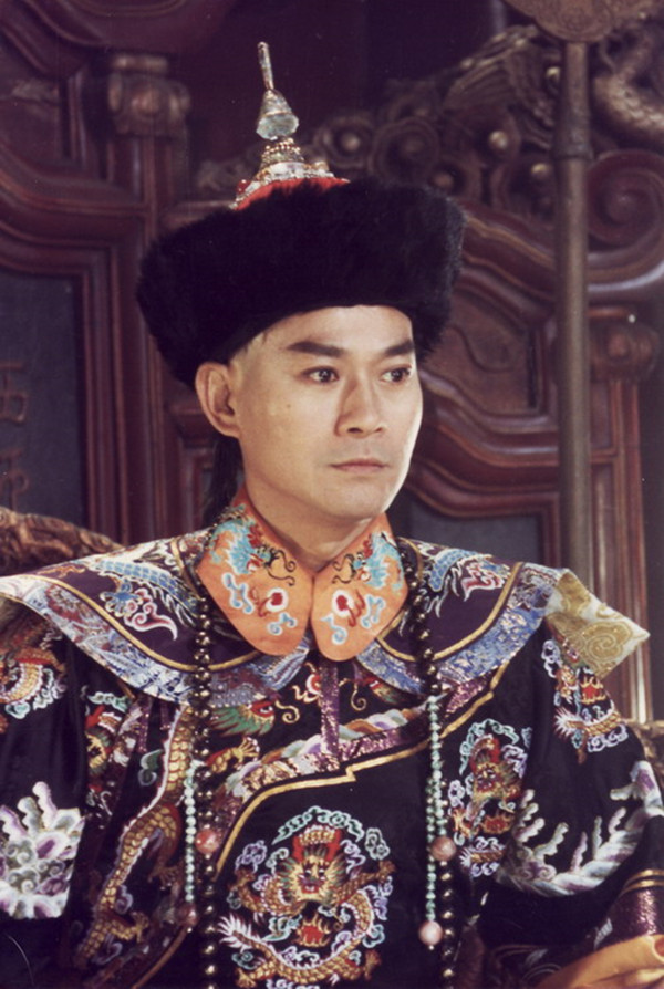 1740年乾隆如厕时发现私密处流出鲜血，御医不敢说出口，只写下药方：和皇后同吃同
