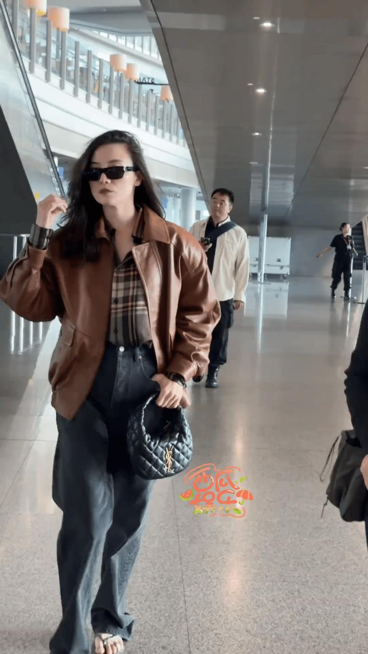 笑死我了，宋佳好像澡堂子刚洗完大澡出来又帅又拽的街溜子[捂脸]
乍一看还以为是个