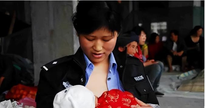 2008年，汶川女警揭衣露乳哺育9婴，归来连升四级，最后结局泪目。
麻烦看官老爷