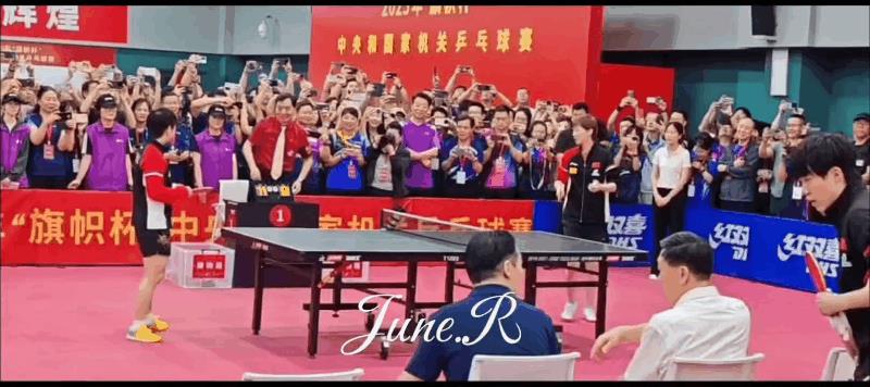 莎莎，大头，王曼昱，好忙啊，认认真真营业的三个人！
莎莎和王曼昱在后面打球，大头