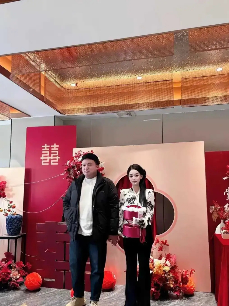 订婚的大喜日子，准新郎眼里怎么带着点无奈和委屈呢