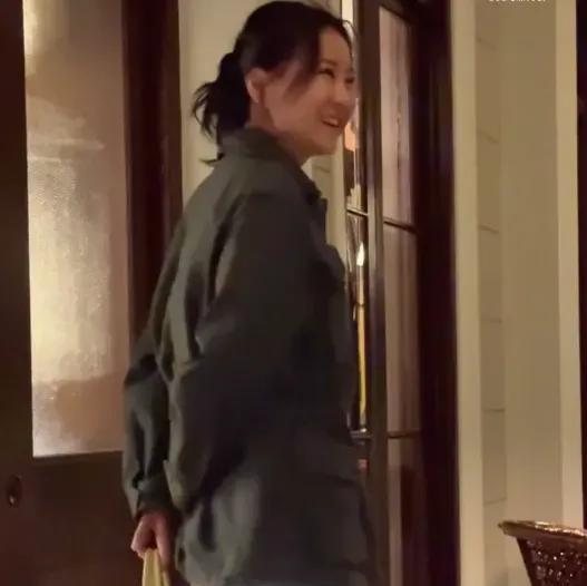先看她瘦身后的状态，庆生现场被偶遇的网友反复确认了三次才敢相认。餐厅暖光下她的下