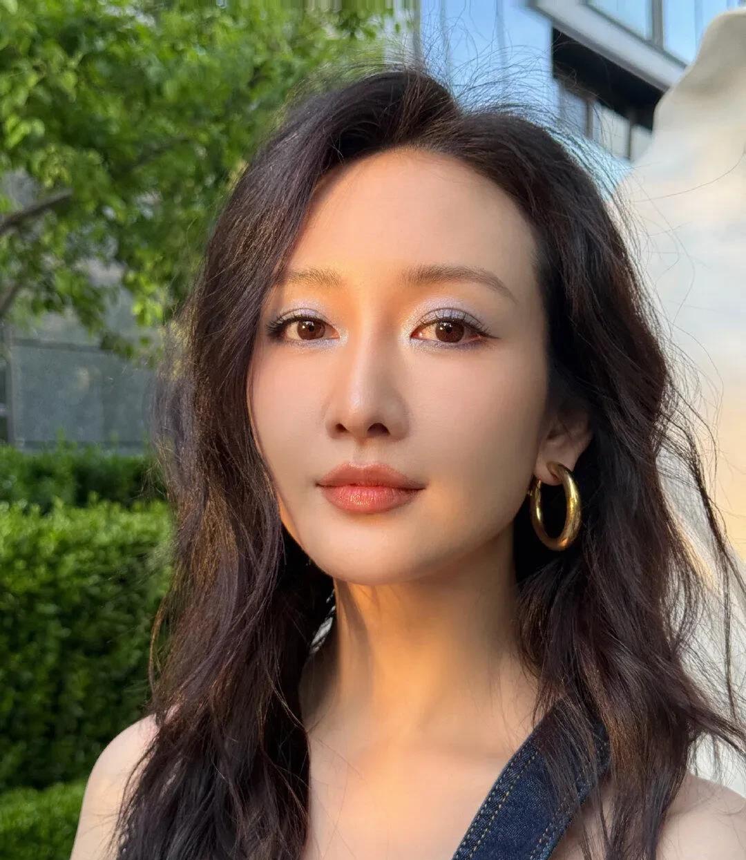 今天是性感的鸥！近距离感受王鸥的美，那叫一个绝！她站那儿，性感气息直接拉满，一颦
