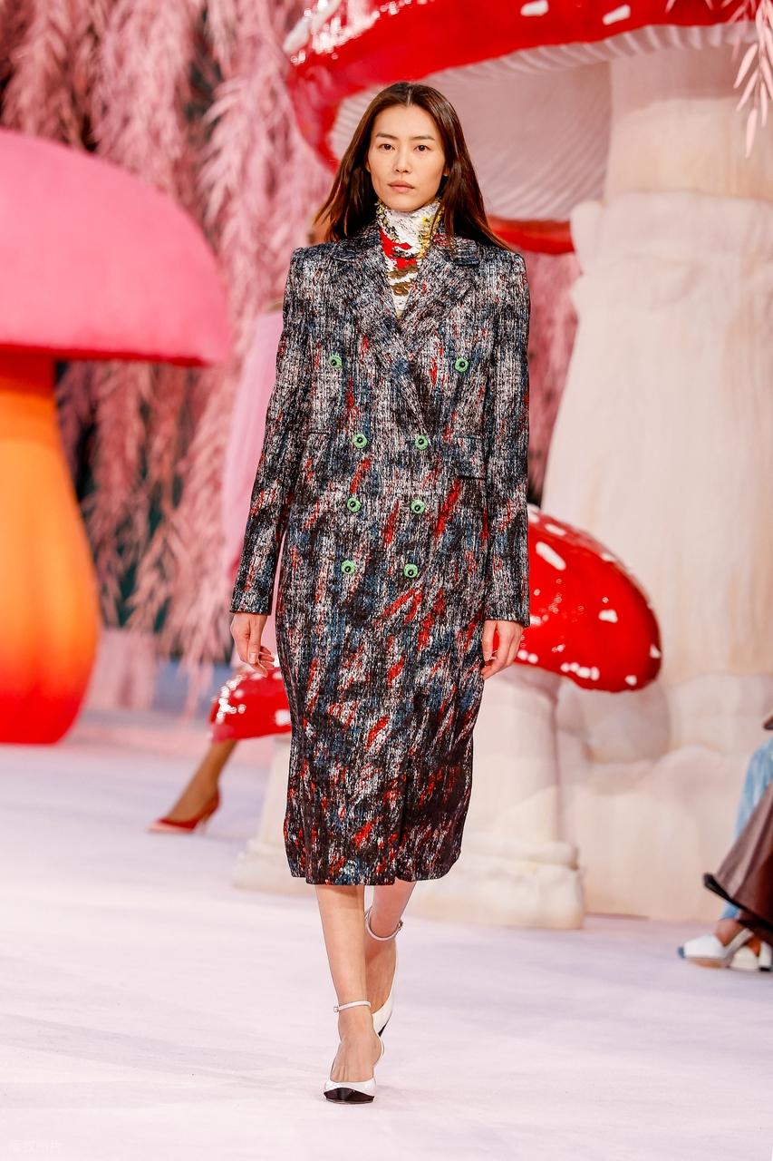 刘雯在走秀的时候搭配的很有魅力