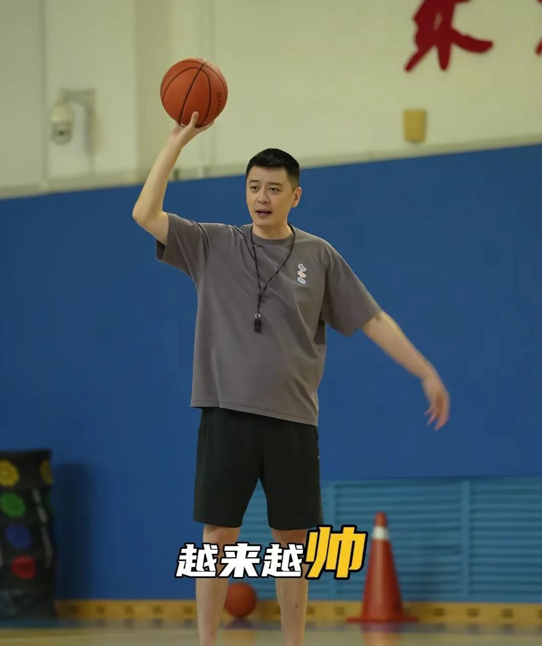 今日辽篮新闻汇总如下:
3. 李晓旭、刘志轩、赵继伟参加前辽足球员足球局。
4.
