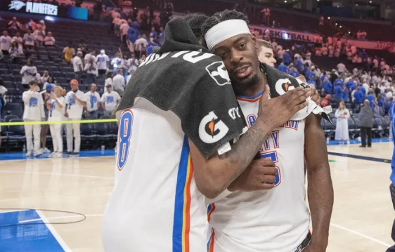 多尔特杰威入选最佳防阵，卡鲁索也不错
NBA官方公布了本赛季的最佳防守阵容，包括