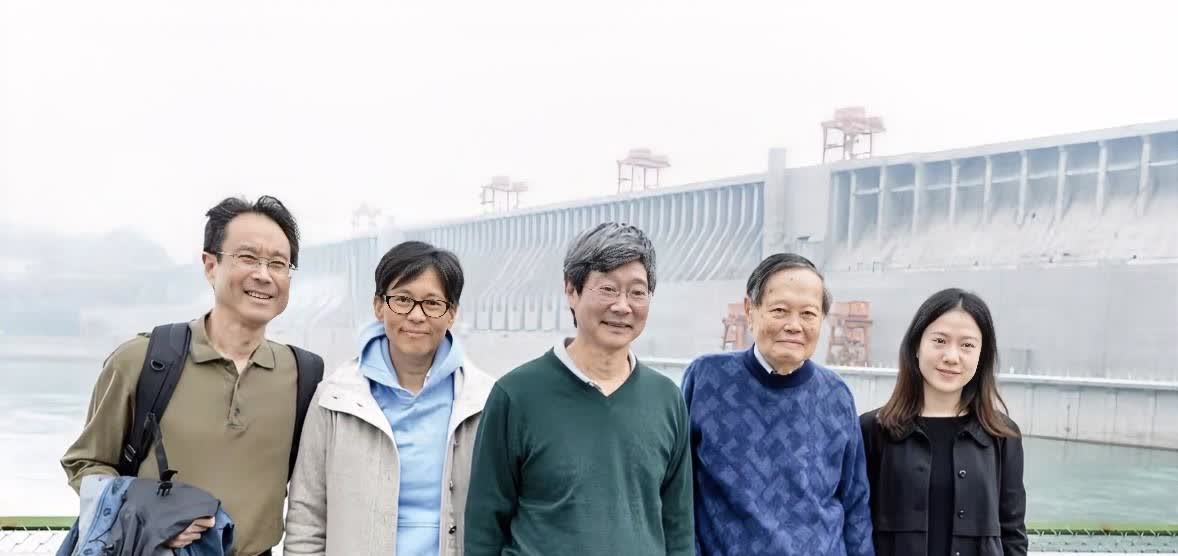 翁帆和杨振宁的三个儿女站在一起合影，老二看起来和父亲杨振宁很像脸型都是国字脸，老