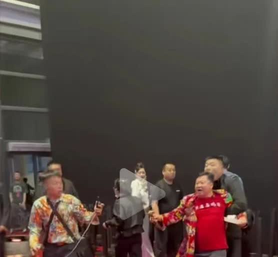 一觉醒来
长沙文和友躺平成了最大赢家
风评反转，躺赢全靠上海车展上卤鹅硬蹭周