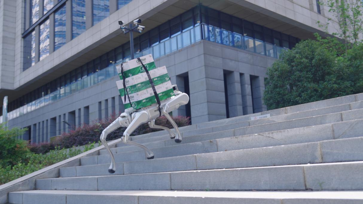 魔法原子发布首个面向行业应用的四足机器人MagicDog Y1，树立行业新标杆