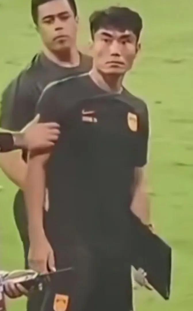 踢得不好还不能让球迷发泄一下吗？
面对场下球迷的疯狂不满，这位球员这是要干嘛？眼