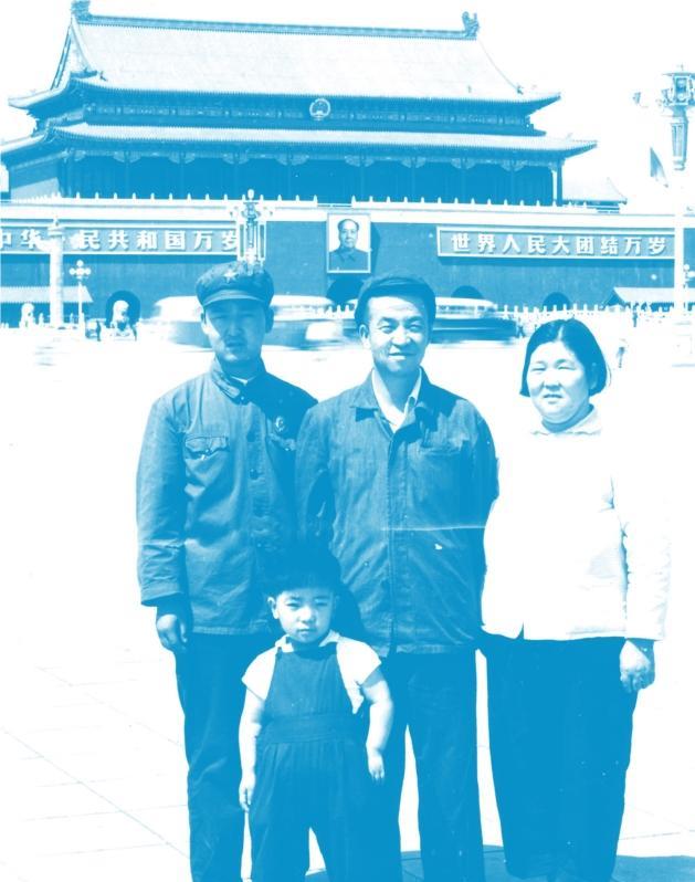 1970年7月，住院期间的王进喜和老伴王兰英，带着大儿子王月平、小女儿王月琴在天