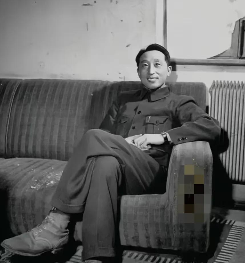 1906年沈阳的大帅府，张作霖抱着刚出生的四儿子乐得合不拢嘴，这小子的哭声比炮仗