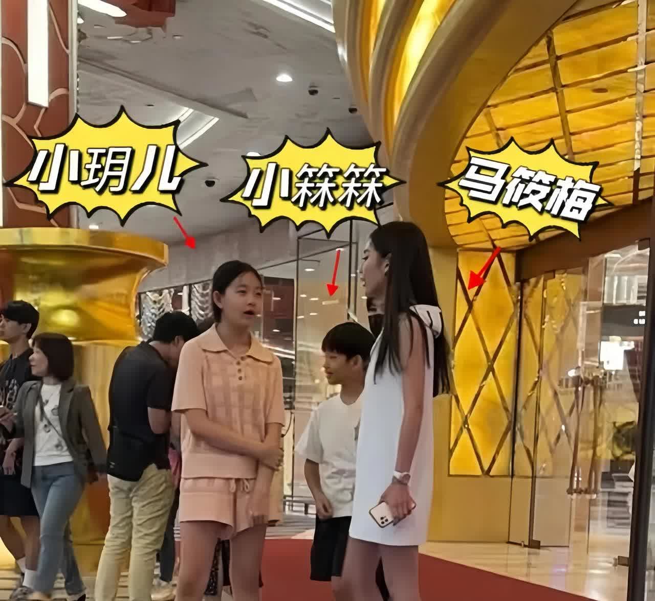 小杨阿姨下周开始直播了！

今天是周末，小杨阿姨带着两小只去海边玩了，两小只