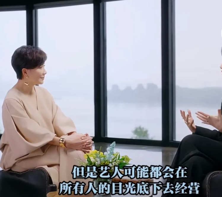 胡杏儿被问到艺人的婚姻跟普通人的婚姻，最大的区别在哪里? 她说：“我觉得很大的区