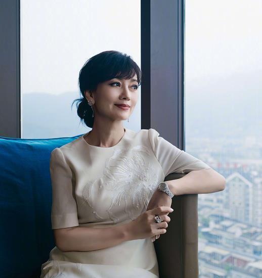 #赵雅芝把粉丝送的400封信签名回寄# 苏州演唱会期间，“白娘子”赵雅芝收到40