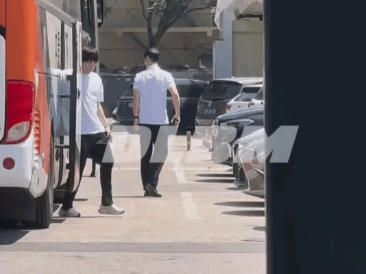 国乒大部队和中国邮政续签活动结束，大巴车已回体总。
但是运动员下车来都没拿长袖队