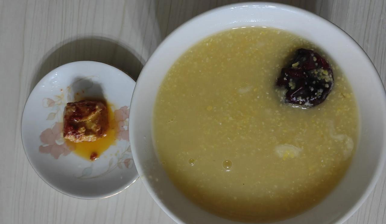 早餐，棒渣粥与宜兴百合新疆红枣同熬，配七二唐的麻辣腐乳。适意。