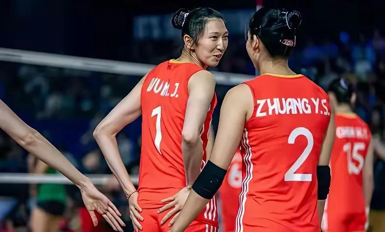 中国女排，两位年轻主攻手，李盈莹和吴梦洁，实力旗鼓相当，不过李盈莹自出道以来所参