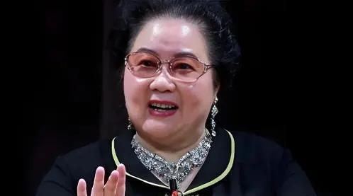 吃里爬外，永不回国？她带领30名演员选择留美，如今垂垂老矣回来
在七八十年代，齐