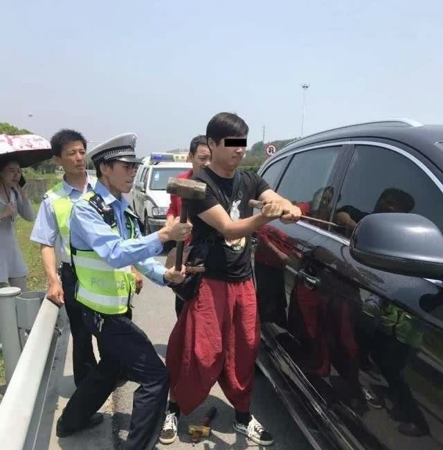2017年，江西一女子驾驶车在高速公路上，与母亲发生了争吵后，竟将母亲和3岁儿子