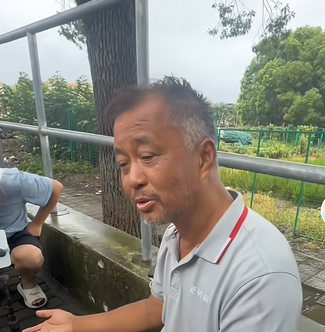 有网友问沈老师，怎么看待中国足球？

沈巍说：“你们都是搞突然袭击，我怎么回
