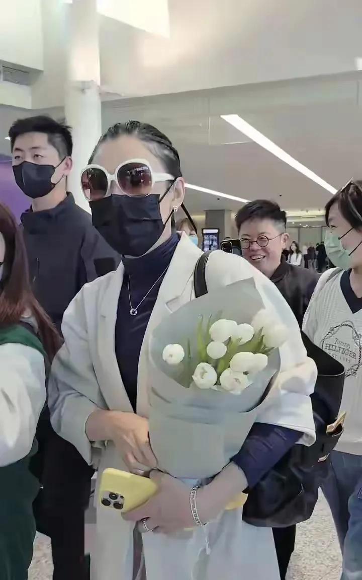 44岁的张佰芝状态太好，脏脏辫配她气质太绝了，实名羡慕这少女感！
感觉脏脏辫好适