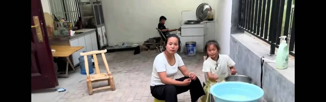 阿杜父亲李佳关门我给你说点事，李佳：这钱我帮你先拿着，你用了来拿，阿杜：看见钱j