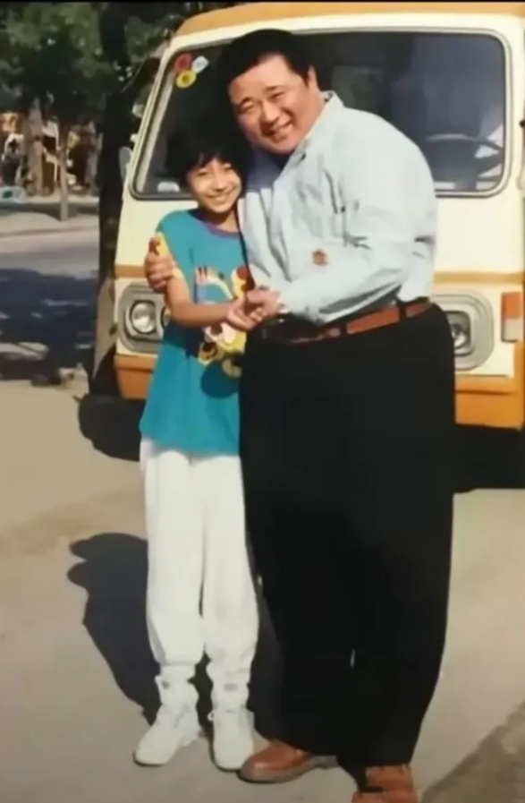 《贫嘴张大民》播出25年后，演员现状各异。梁冠华远离名利场，深耕话剧；朱媛媛因癌