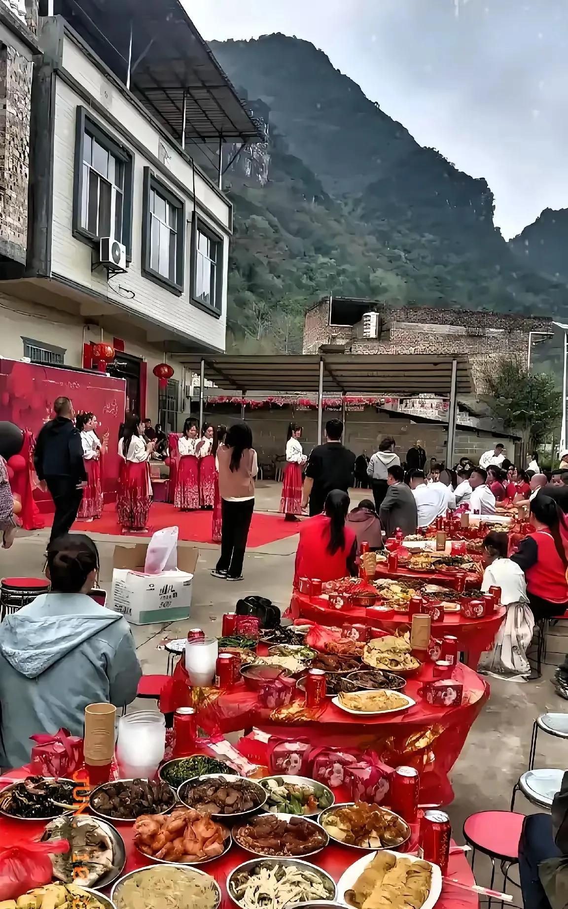 工作日真的都不敢饮酒了。
      邻居昨天办婚宴，按照送出的请柬和收到的份子