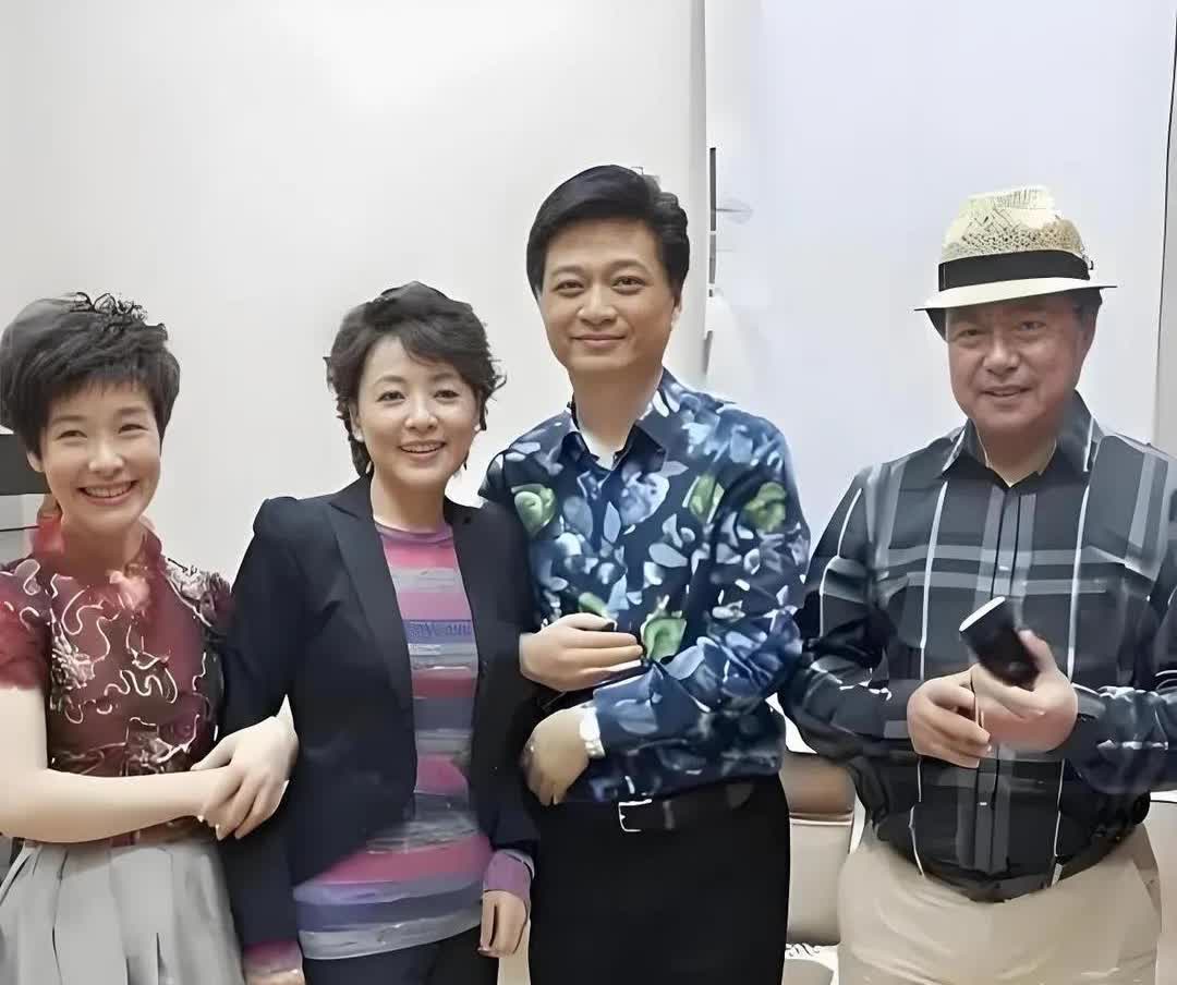 这四人合影，我只认出俩女的。中间张瑜[search_image]<张瑜&g