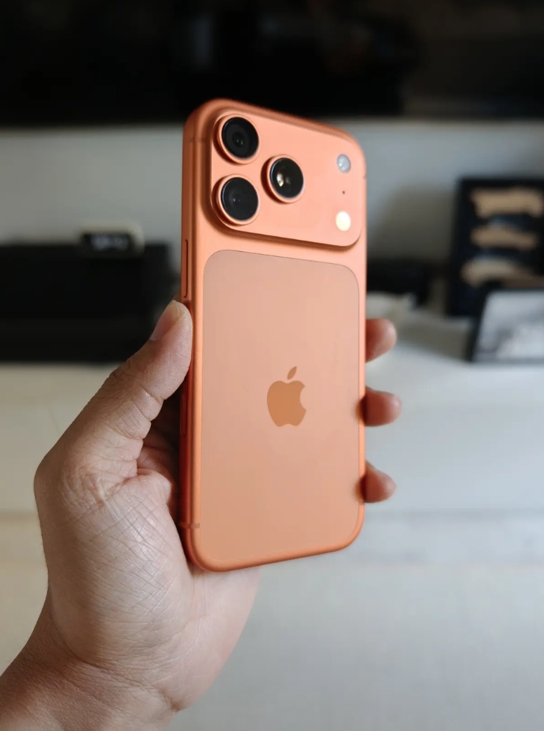 iPhone 17 Pro 的散热提升巨大

整个内部架构更换，主板位置上移，V