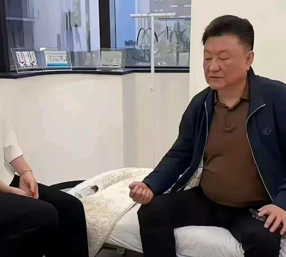 一晃王宁都老成这样了，虽然头发染得挺黑，但看上去依旧有老迈的感觉，你说是吗？