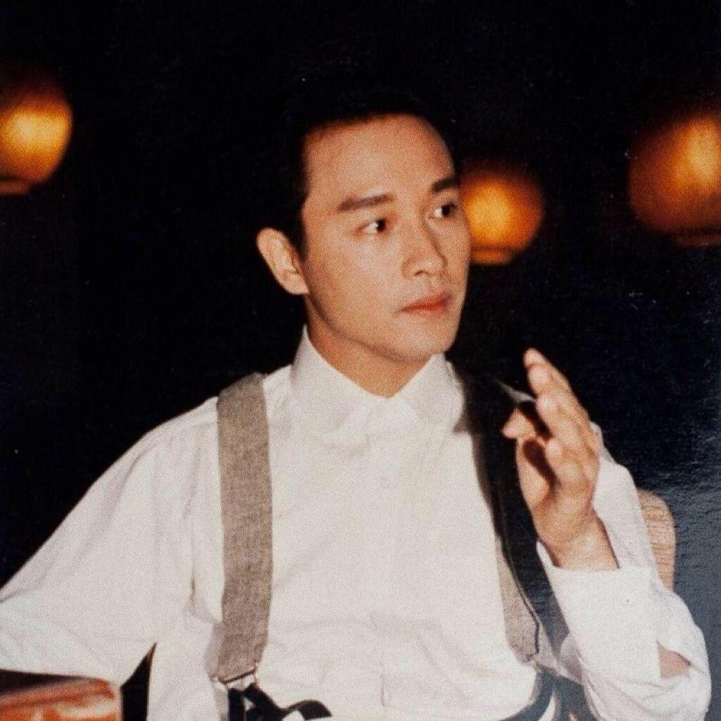 1992年，在霸王别姬的杀青宴上，喝了些酒的张国荣突然一拍桌子站了起来，指着一个