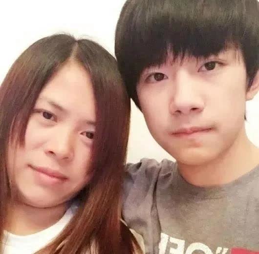 查了一下，才知道易烊千玺的妈妈有多牛？原来易烊千玺能成为百亿影帝，其实和她妈妈有