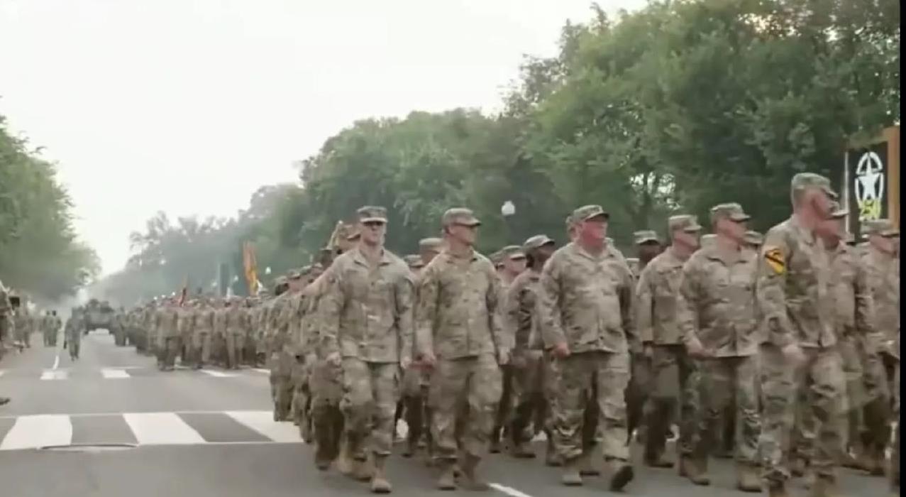 美国阅兵式更接近于军队“本色”体现…美国阅兵式没有整齐划一、昂首阔步走来的方队，