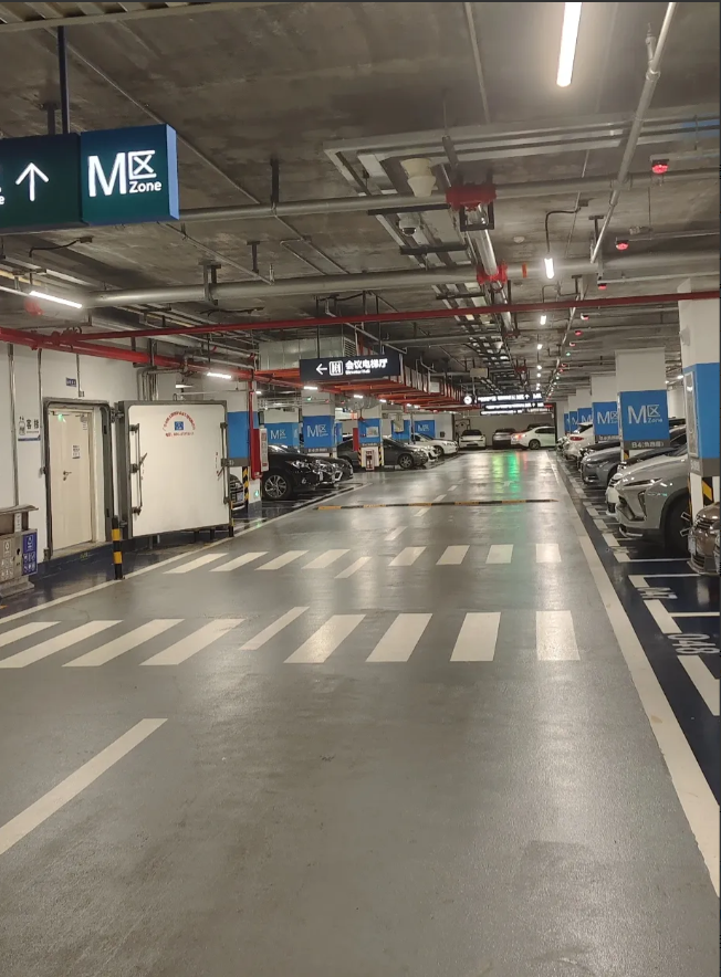 车位不够，奇葩物业出奇招，搞了一个“摇号停车”，引来骂声一片。

事情是这样的：